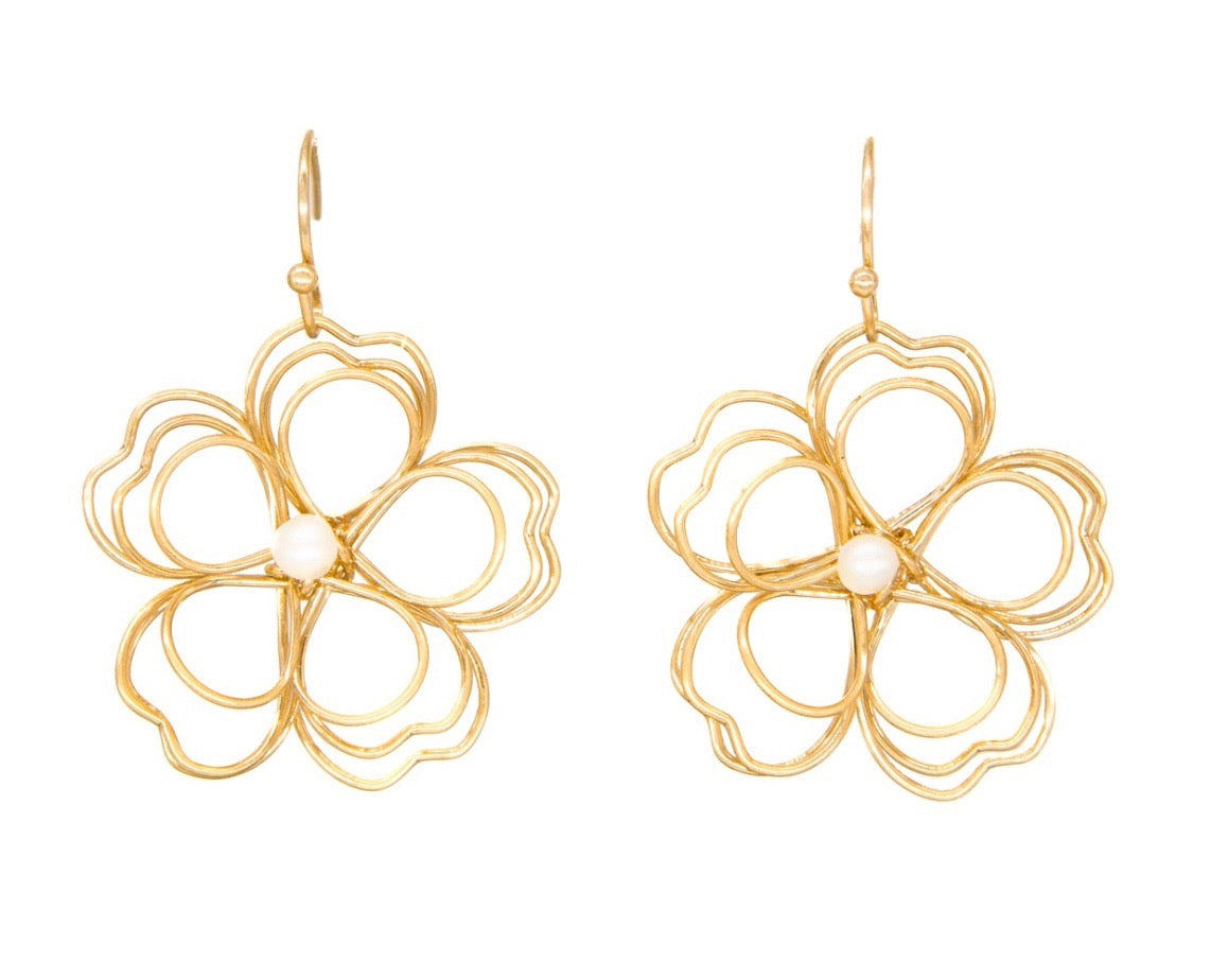 Gold flower earring with pearl